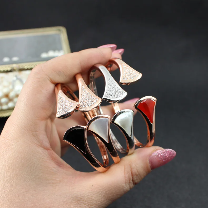 High quality fashion jewelry fan bracelet open white shell black fan-shaped rhinestone bracelet for women simple bracelet
High quality fashion jewelry fan bracelet open white shell black fan-shaped rhinestone bracelet for women simple bracelet