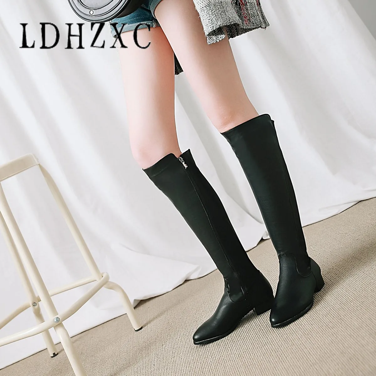 LDHZXC 2019 Pointed Toe Flock Winter Women Shoes Short Plush Square Low Heel over the Boots Zipper Western Ladies Wedding Shoes
LDHZXC 2019 Pointed Toe Flock Winter Women Shoes Short Plush Square Low Heel over the Boots Zipper Western Ladies Wedding Shoes