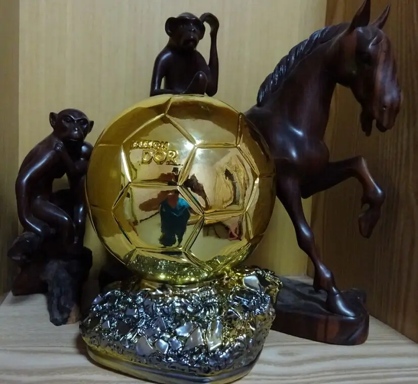 Ballon d'Or 2018 Football World Player of the Year Trophy Resin Golden Ball 24cm Factory Delivery
Ballon d'Or 2018 Football World Player of the Year Trophy Resin Golden Ball 24cm Factory Delivery