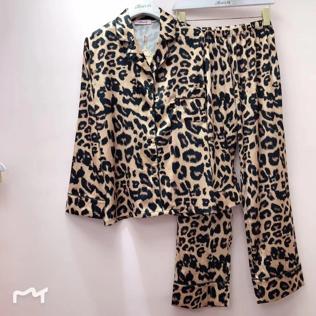 2019 new fashion leopard long-sleeved cardigan simulation silk female loose two-piece suit
2019 new fashion leopard long-sleeved cardigan simulation silk female loose two-piece suit