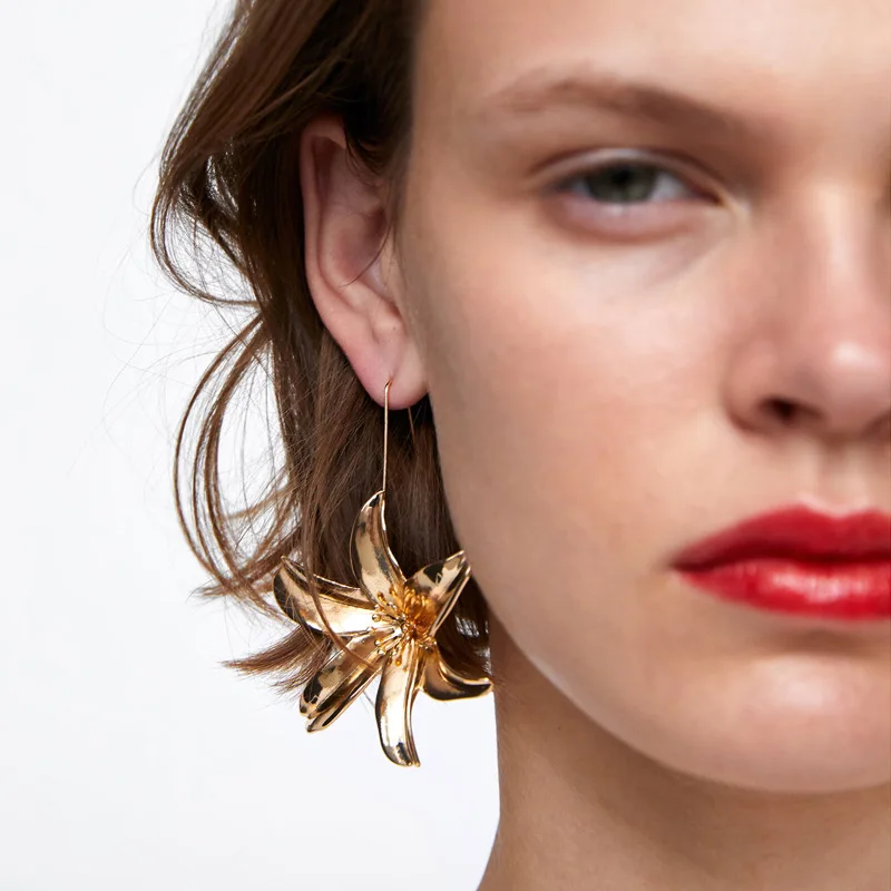 Fashion Romantic Long Earrings Create Big Simulation Flower Golden Pendant Earrings for Wedding Party Gifts Drop Earring
Fashion Romantic Long Earrings Create Big Simulation Flower Golden Pendant Earrings for Wedding Party Gifts Drop Earring