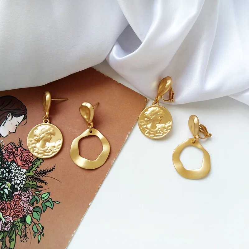 Creative Howlloed out Metal Irregular Round Geometry Statue of Liberty Coin Clips on Earrings Without Piercing
Creative Howlloed out Metal Irregular Round Geometry Statue of Liberty Coin Clips on Earrings Without Piercing