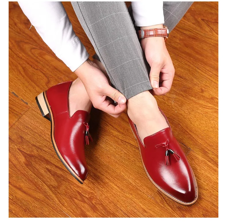 Nowe mody mężczyźni Brogues mężczyźni buty mokasyny buty przypadkowi mężczyźni buty mieszkania wkładane mokasyny vintage pomponem skóra z mikrofibry buty -