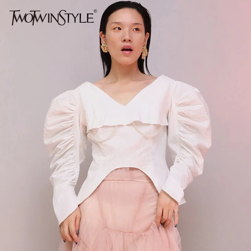 TWOTWINSTYLE Pearls Shirt Female V Neck Ruched Puff Sleeve Irregular White Short Blouse 2019 Summer Fashion Vintage Clothing
TWOTWINSTYLE Pearls Shirt Female V Neck Ruched Puff Sleeve Irregular White Short Blouse 2019 Summer Fashion Vintage Clothing