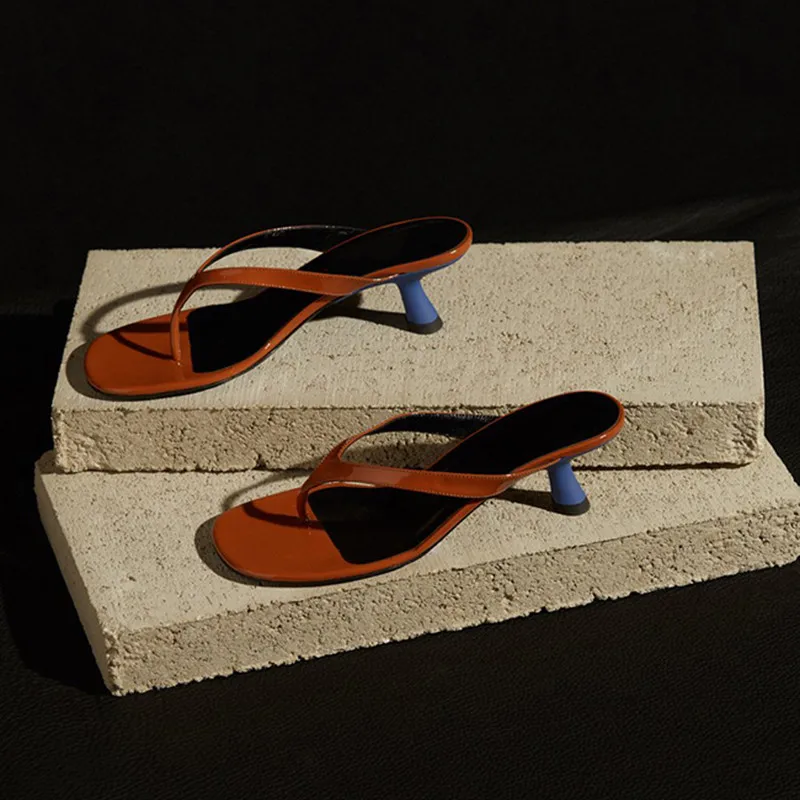 Janpanese Designer Style Brown Patent Leather Thong Sandals Slip-On Kitten Heel Shoes Woman Summer Beach Slippers
Janpanese Designer Style Brown Patent Leather Thong Sandals Slip-On Kitten Heel Shoes Woman Summer Beach Slippers
