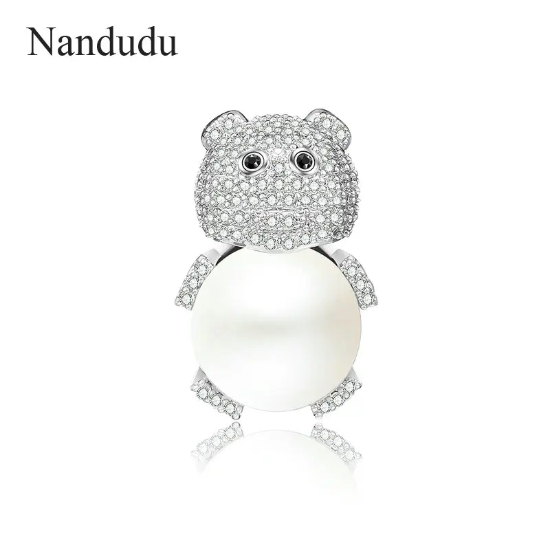Nandudu Big Imitation Pearl Bear Brooch Cute Animal Pins and Brooches for Women Dress Coat Badges Jewelry Hot Gift X348
Nandudu Big Imitation Pearl Bear Brooch Cute Animal Pins and Brooches for Women Dress Coat Badges Jewelry Hot Gift X348