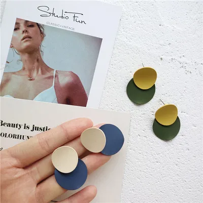 2018 Temperamental Trendy Women two Round Matte simple Contrast color splice Earrings
2018 Temperamental Trendy Women two Round Matte simple Contrast color splice Earrings