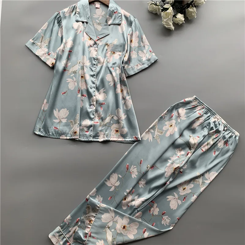 2019 Summer Satin Printing Pattern Women Pajama Set Rayon Sleepwear Short Sleeve Long Trousers Two Paper Suit Home Clothes
2019 Summer Satin Printing Pattern Women Pajama Set Rayon Sleepwear Short Sleeve Long Trousers Two Paper Suit Home Clothes