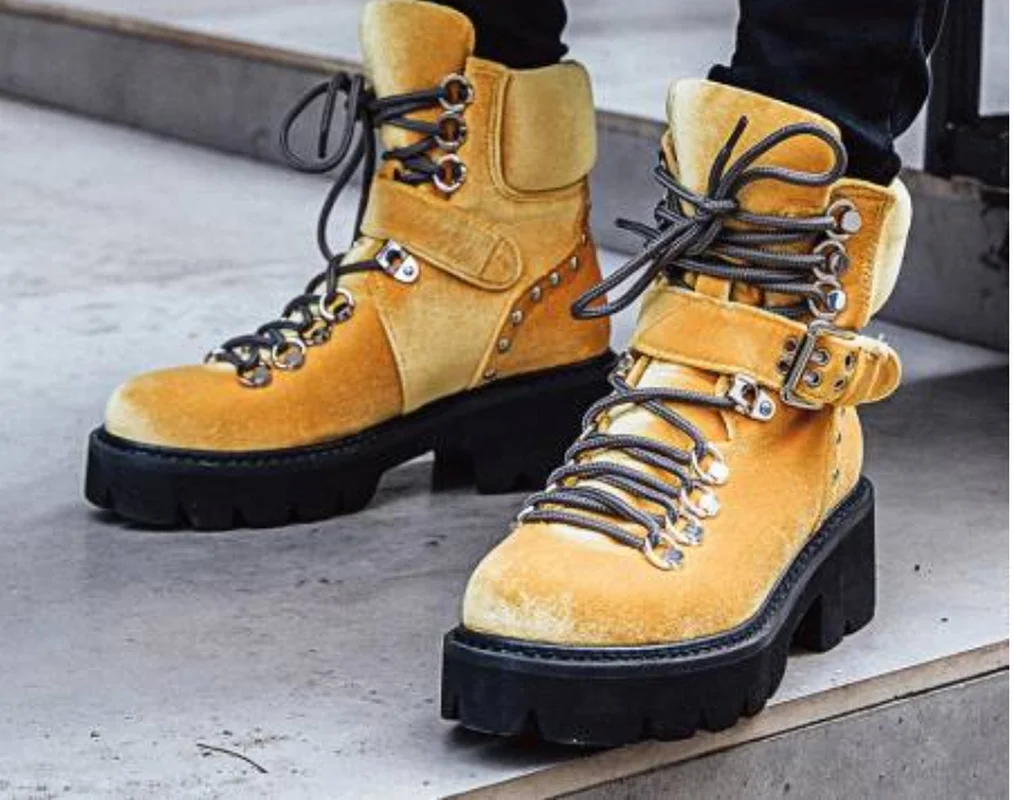 Women Round Toe Velvet Genuine Leather Lace Up Rivet Studs Ankle Boots Chunky Heel Platform Belt Buckle Motorcycle Shoes 3Colors
Women Round Toe Velvet Genuine Leather Lace Up Rivet Studs Ankle Boots Chunky Heel Platform Belt Buckle Motorcycle Shoes 3Colors