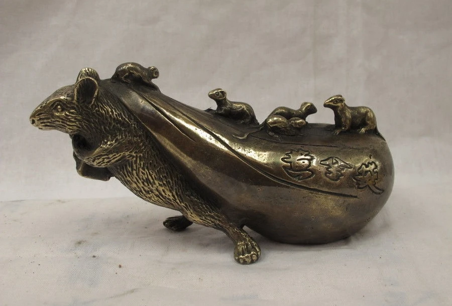 China Feng Shui Old Bronze Copper Zodiac Mouse back Wealth Package Lucky Statue a 0518
China Feng Shui Old Bronze Copper Zodiac Mouse back Wealth Package Lucky Statue a 0518