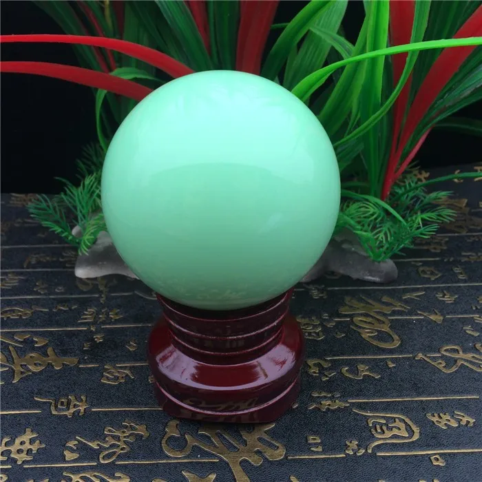 Natural Iceland fluorite pearl stone blue light-emitting luminous ball ornaments Moonstone fluorescent stone balls. 
Natural Iceland fluorite pearl stone blue light-emitting luminous ball ornaments Moonstone fluorescent stone balls.