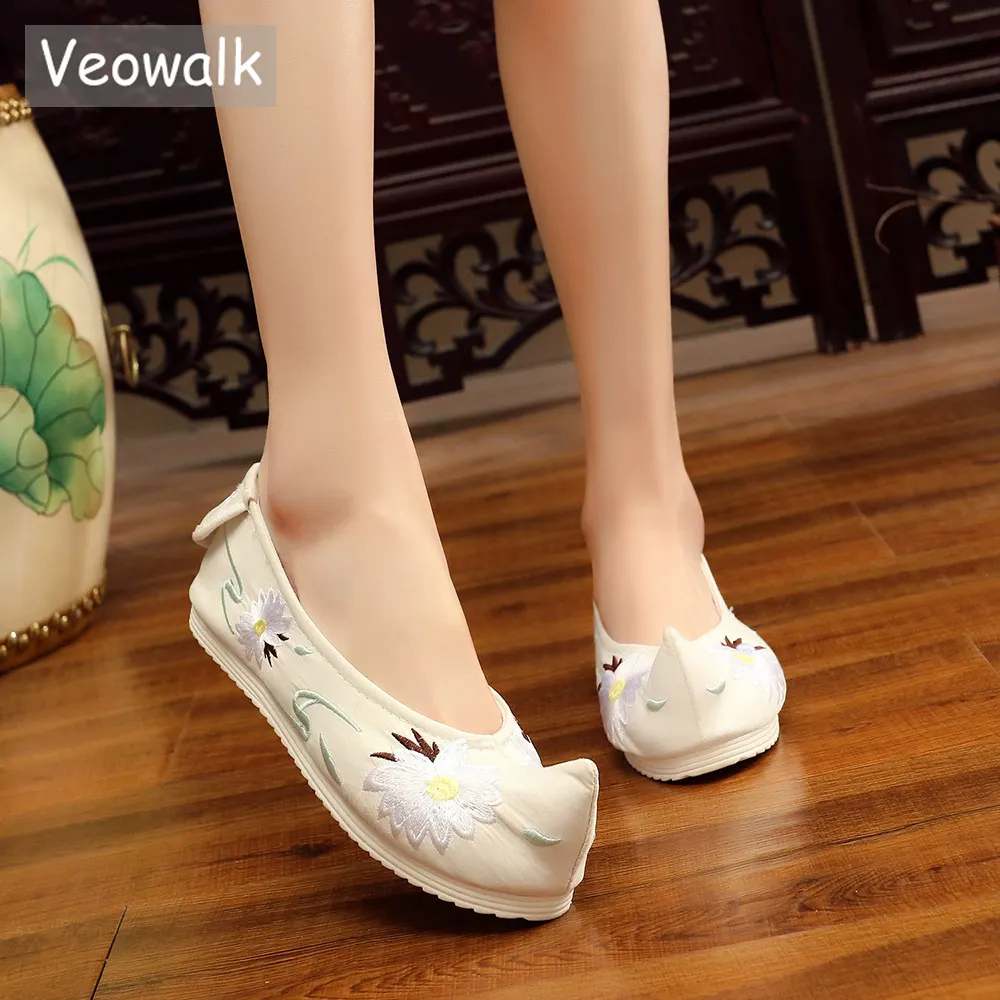 Veowalk Novel Nose Toe Women Flower Embroidered Canvas Ballet Flats Vintage Costume Dance Shoes for Ladies Old Peking Platforms
Veowalk Novel Nose Toe Women Flower Embroidered Canvas Ballet Flats Vintage Costume Dance Shoes for Ladies Old Peking Platforms