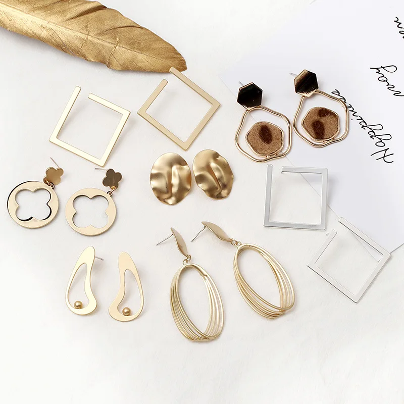 Simple leopard earrings autumn and winter cold wind retro fashion earrings geometric temperament glossy earrings female hot
Simple leopard earrings autumn and winter cold wind retro fashion earrings geometric temperament glossy earrings female hot