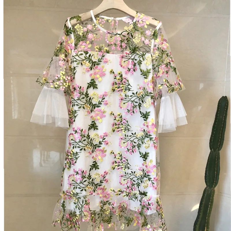 SMTHMA New 2019 Fashion Runway Summer Dress Women's Flare Sleeve Floral Embroidery Elegant Mesh Hollow Out Dresses
SMTHMA New 2019 Fashion Runway Summer Dress Women's Flare Sleeve Floral Embroidery Elegant Mesh Hollow Out Dresses