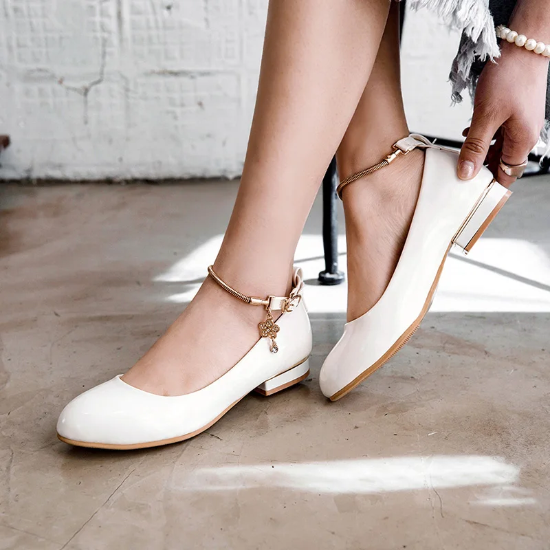 European college style comfortable round toe patent pumps fashion belt buckle chain black red white low with women's shoes
European college style comfortable round toe patent pumps fashion belt buckle chain black red white low with women's shoes