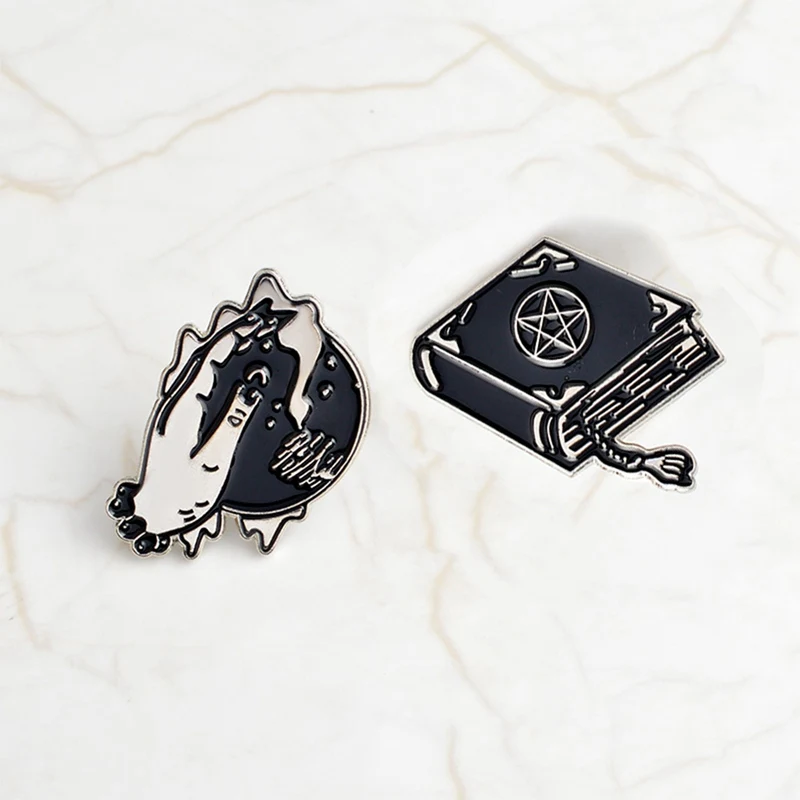 1Pcs New Witches Spell Book and Witch Hand Witchcraft Pin Witch Pin Magical Pin Brooches Badges Gift for Witches
1Pcs New Witches Spell Book and Witch Hand Witchcraft Pin Witch Pin Magical Pin Brooches Badges Gift for Witches
