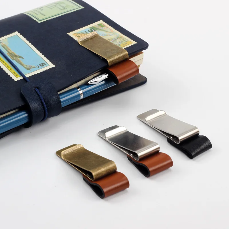 1Pcs Vintage Metal PU Leather Pen Holder Stainless Steel Pencil Clip Dairy Notebook Pen Holder Memo Clip Stationery
1Pcs Vintage Metal PU Leather Pen Holder Stainless Steel Pencil Clip Dairy Notebook Pen Holder Memo Clip Stationery