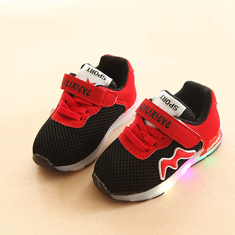 2017 New European fashion high quality LED light baby sneakers Cool boys girls lovely baby shoes hot sales baby shoes
2017 New European fashion high quality LED light baby sneakers Cool boys girls lovely baby shoes hot sales baby shoes