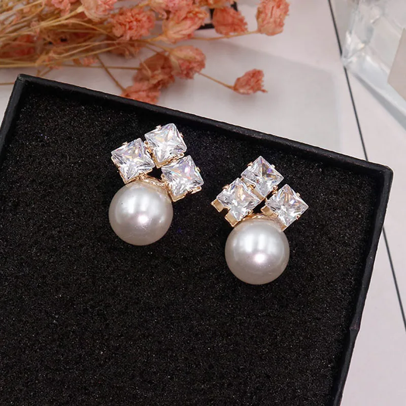 2018 new fashion joker short alloy geometry ladies earrings party temperament decorations
2018 new fashion joker short alloy geometry ladies earrings party temperament decorations