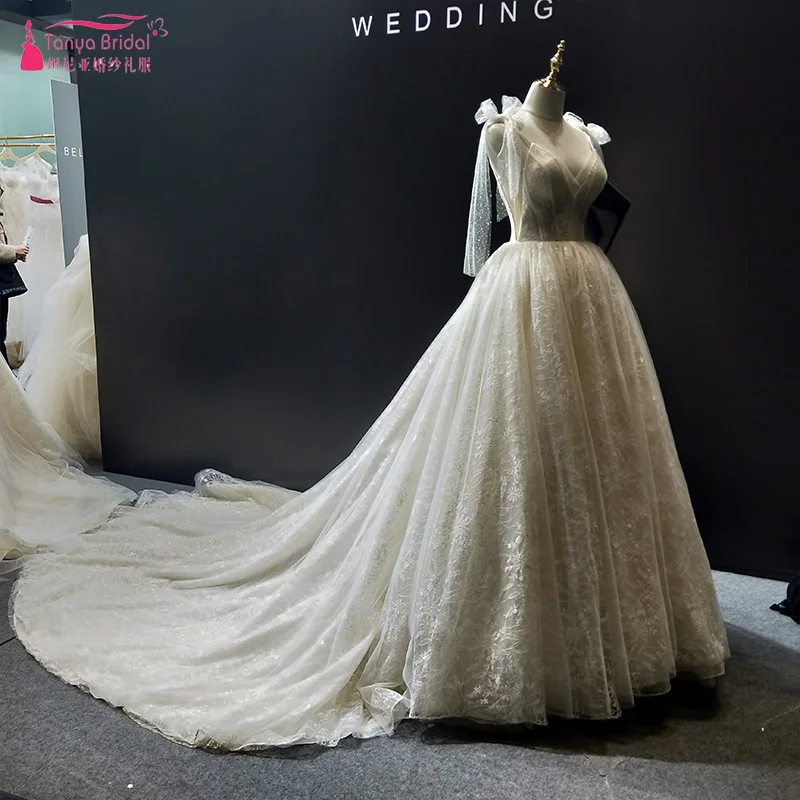 Luxury Lace Wedding Dresses Long Train Elegance Bridal Gown V-Neck Backless Vestido de noiva Sweep Train ZW172
Luxury Lace Wedding Dresses Long Train Elegance Bridal Gown V-Neck Backless Vestido de noiva Sweep Train ZW172