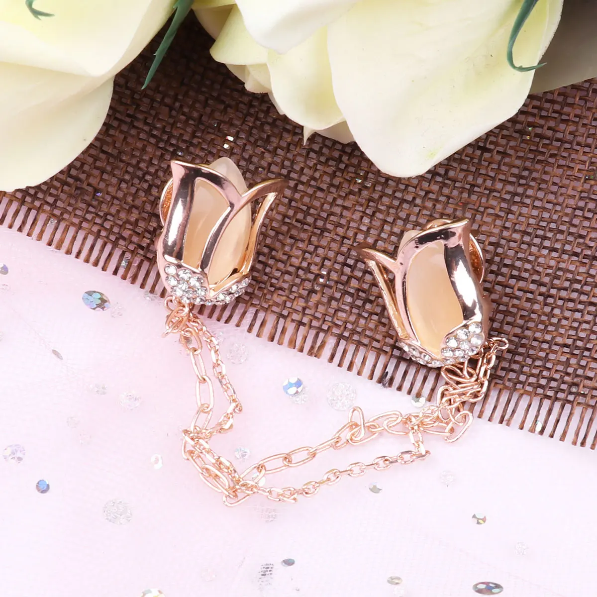 Vintage Leaf Flower Shape Cardigan Clip Lapel with Chain Tassel Shawl Sweater Clips Women Blouse Shirt Collar Clip
Vintage Leaf Flower Shape Cardigan Clip Lapel with Chain Tassel Shawl Sweater Clips Women Blouse Shirt Collar Clip