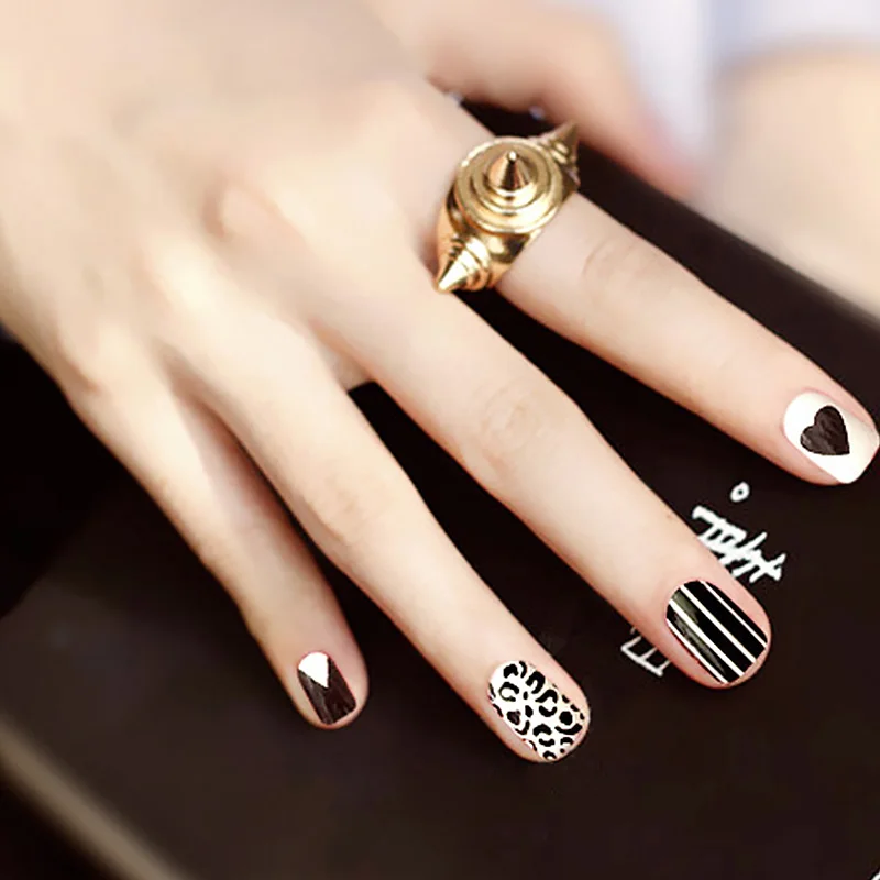Girls Individuality Black and White Stripe Fake Nails Bride Heart Shape Printing False Nail Short Size with double-side Stickers
Girls Individuality Black and White Stripe Fake Nails Bride Heart Shape Printing False Nail Short Size with double-side Stickers