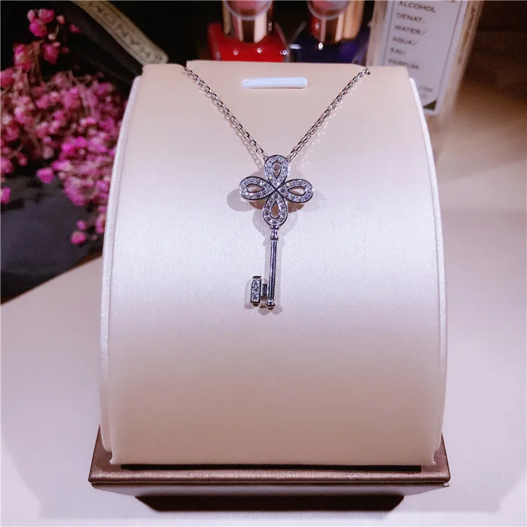 Personality trend flower key necklace 925 pure silver four-leaf flower clavicle chain jewelry women
Personality trend flower key necklace 925 pure silver four-leaf flower clavicle chain jewelry women