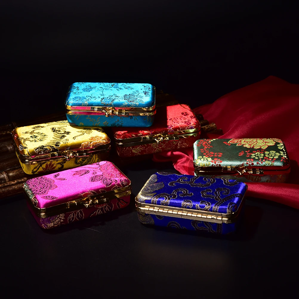 Random Color Flower Design Coin Lipstick Holder Embroidered Lipstick Case Box with Mirror Hasp Cosmetic Bags
Random Color Flower Design Coin Lipstick Holder Embroidered Lipstick Case Box with Mirror Hasp Cosmetic Bags
