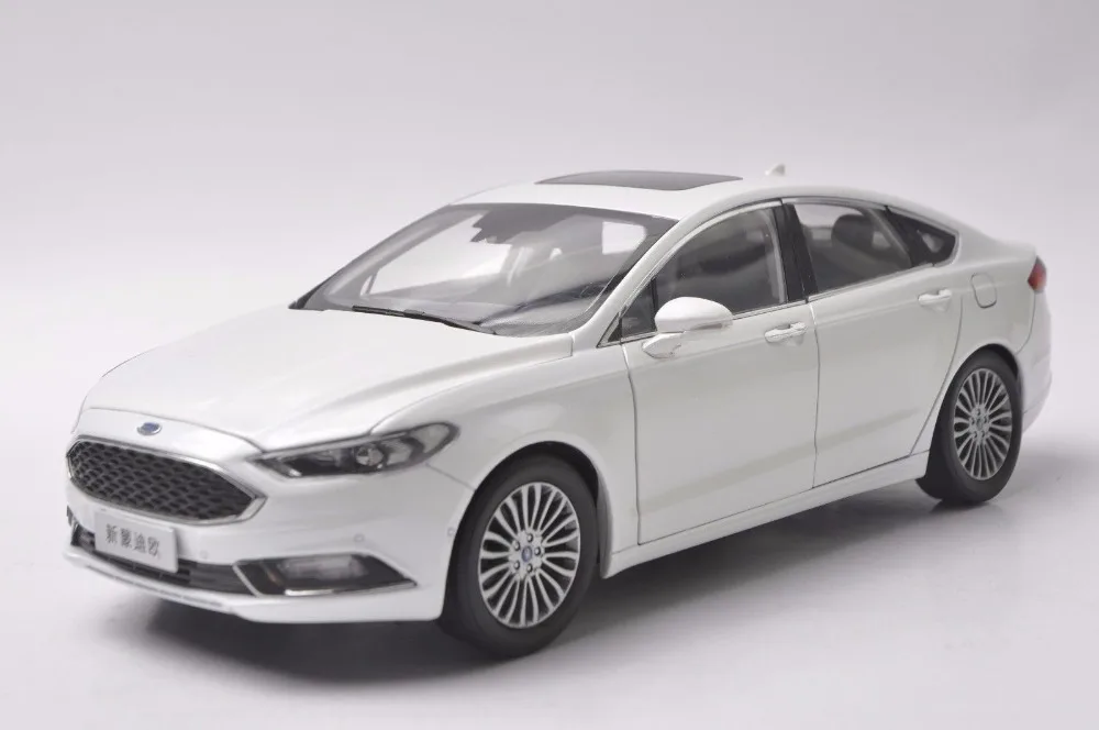 1:18 Diecast Model for Mondeo 2017 White Sedan Alloy Toy Car Miniature Collection Gifts Fucsion
1:18 Diecast Model for Mondeo 2017 White Sedan Alloy Toy Car Miniature Collection Gifts Fucsion