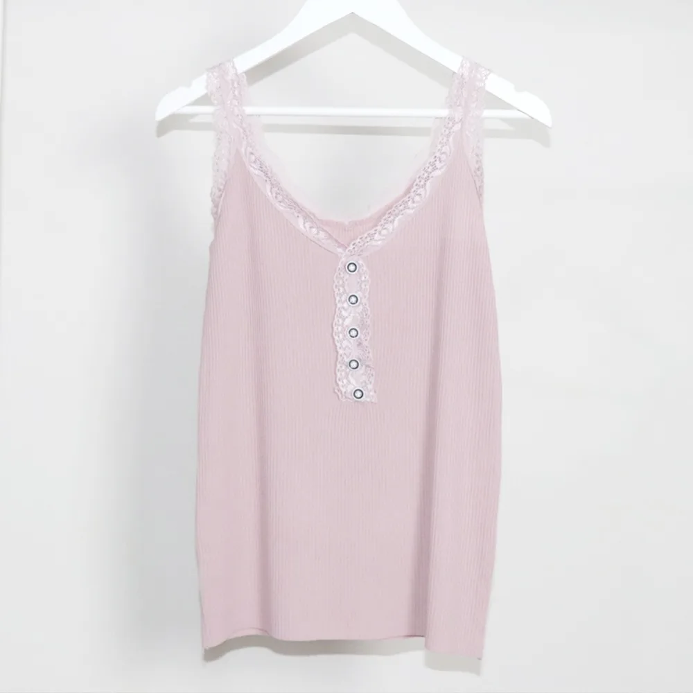 Direcly Spring New Hook Lace Solid Stitching V-neck Camis Female Knitted Short Section Slim Outerwear Shirt Trend Tank Top
Direcly Spring New Hook Lace Solid Stitching V-neck Camis Female Knitted Short Section Slim Outerwear Shirt Trend Tank Top