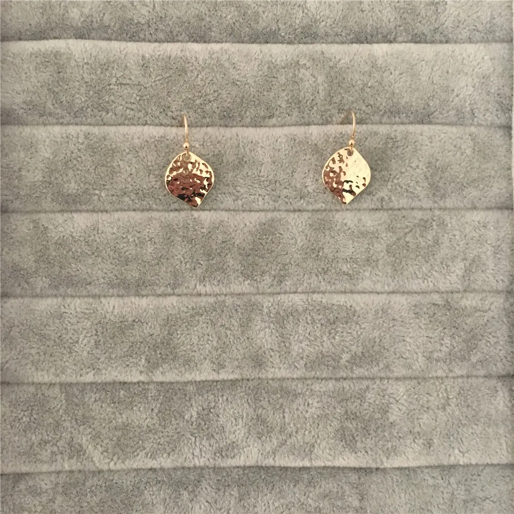 TRENDY GIRLY GOLD PLATING HAMMERED ONE LEAF FISHHOOK EARRING FOR WOMEN GIRL 
TRENDY GIRLY GOLD PLATING HAMMERED ONE LEAF FISHHOOK EARRING FOR WOMEN GIRL