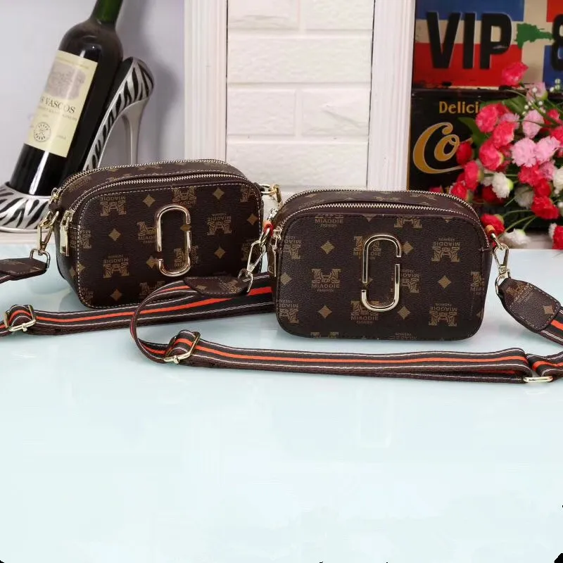 2019 new European station women's bag oblique cross-pack PVC fashion single-shoulder bag catch the trend collision lady bag
2019 new European station women's bag oblique cross-pack PVC fashion single-shoulder bag catch the trend collision lady bag