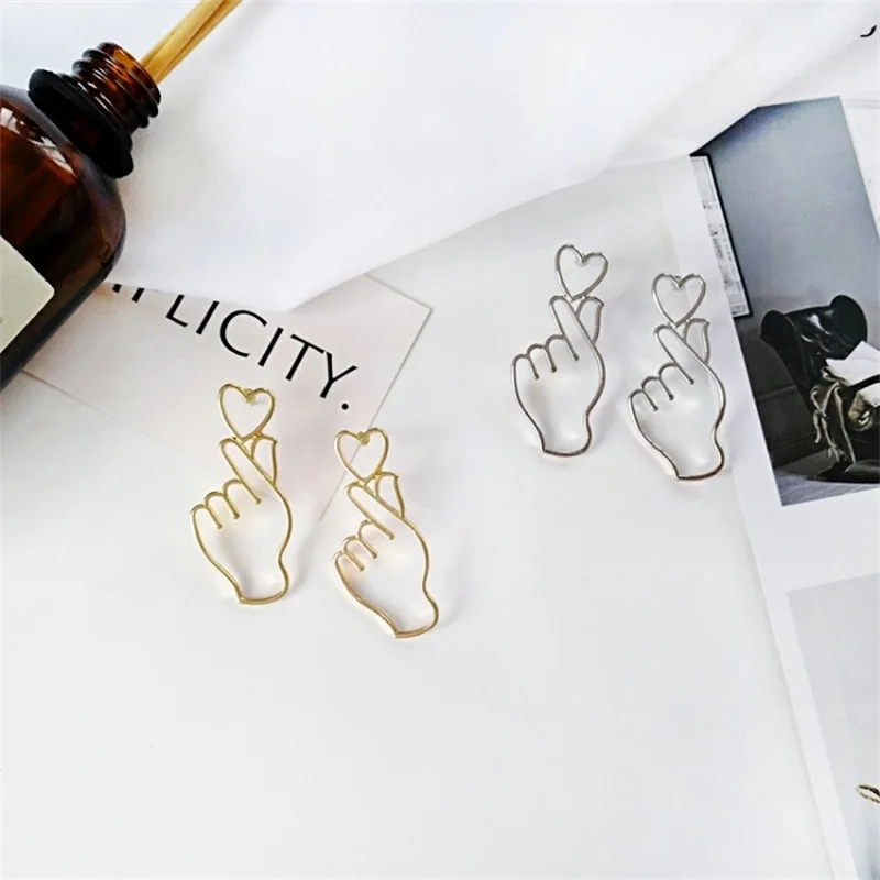 2019 Creative Abstract Hand Shape Heart Metal Earrings Japan and South Korea Sweet Temperament Earrings Young Girl Jewelry gifts
2019 Creative Abstract Hand Shape Heart Metal Earrings Japan and South Korea Sweet Temperament Earrings Young Girl Jewelry gifts