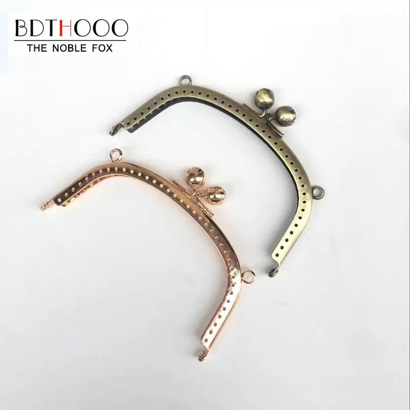 BDTHOOO 2pcs 12.5cm Metal Purse Frame Handle for Clutch Handbag Hinge DIY Kiss Clasp Lock Bronze Gold Rose Head GoldBag Hardware
BDTHOOO 2pcs 12.5cm Metal Purse Frame Handle for Clutch Handbag Hinge DIY Kiss Clasp Lock Bronze Gold Rose Head GoldBag Hardware