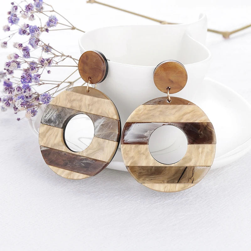 Bohemian New Fashion Letter C Ear Studs High-grade Resin Acrylic Acetate Earrings Geometric Pattern Temperament Woman Ear Studs
Bohemian New Fashion Letter C Ear Studs High-grade Resin Acrylic Acetate Earrings Geometric Pattern Temperament Woman Ear Studs