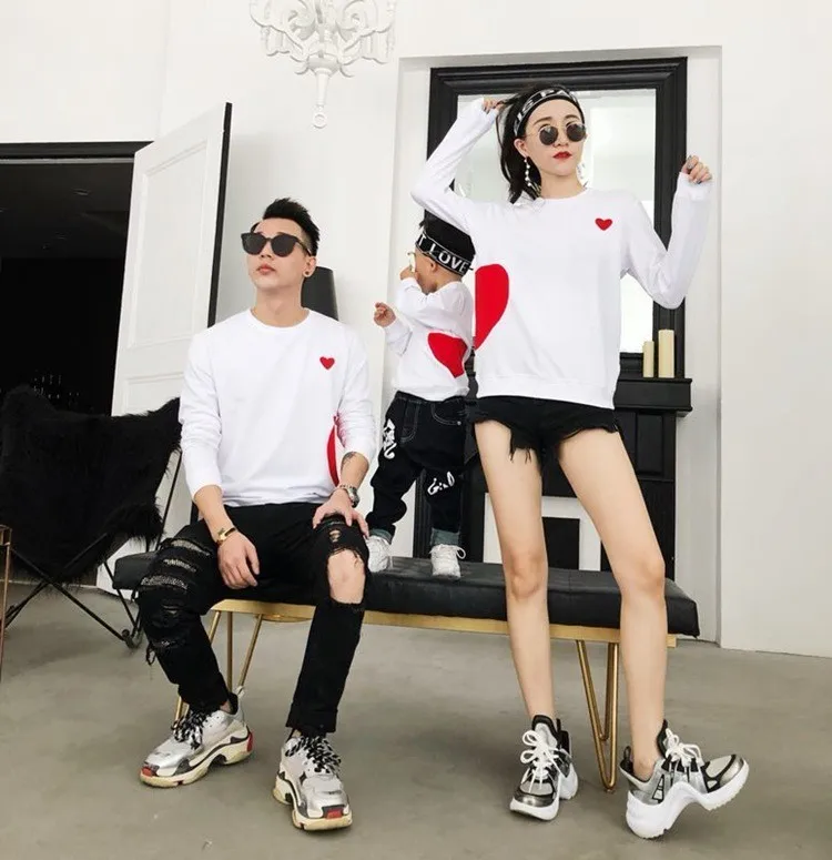 2018 Family Look White Sweatshirt Fashion Love Print Mom Son Tops Cotton Long Sleeves Father Mother & Kids Shirt Family Outfits
2018 Family Look White Sweatshirt Fashion Love Print Mom Son Tops Cotton Long Sleeves Father Mother & Kids Shirt Family Outfits