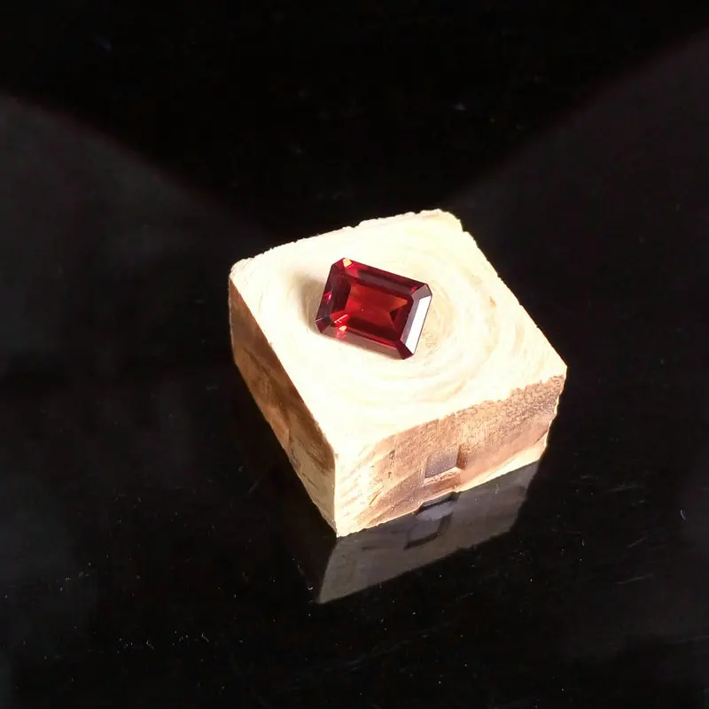 5mm*7mm 0.6 ct High quality 100% natural emerald cut garnet loose gemestone for ring earrings pendant jewelry
5mm*7mm 0.6 ct High quality 100% natural emerald cut garnet loose gemestone for ring earrings pendant jewelry