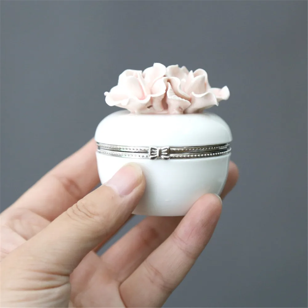 Mini Ceramic 3D Flower Jewelry Box Scandinavian Vogue Necklace Ring Storage Jar Lady Dressing Table Bracelet Earring Floral Case
Mini Ceramic 3D Flower Jewelry Box Scandinavian Vogue Necklace Ring Storage Jar Lady Dressing Table Bracelet Earring Floral Case