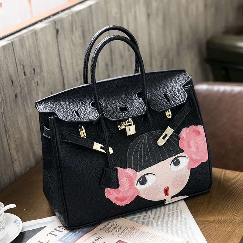 2019 High quality luxury handbags Youth personality Art hand-drawn cartoons cabbage patch doll gold hardware 35CM PU leather
2019 High quality luxury handbags Youth personality Art hand-drawn cartoons cabbage patch doll gold hardware 35CM PU leather