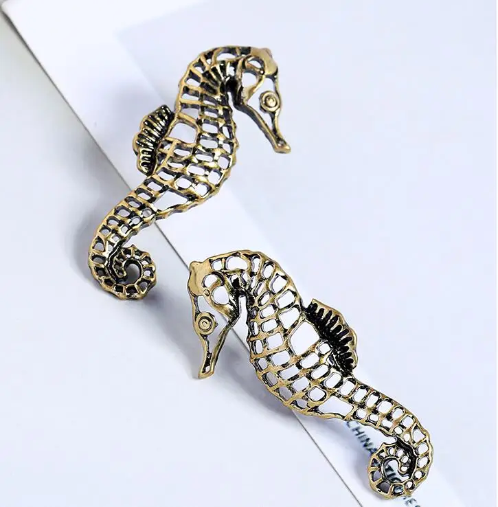 601Minimalist Hippocampus Hollow Temperament Joker Trendy Earrings Women Rhinestone Brincos Earrings Bijoux Jewelry Gift E5399
601Minimalist Hippocampus Hollow Temperament Joker Trendy Earrings Women Rhinestone Brincos Earrings Bijoux Jewelry Gift E5399