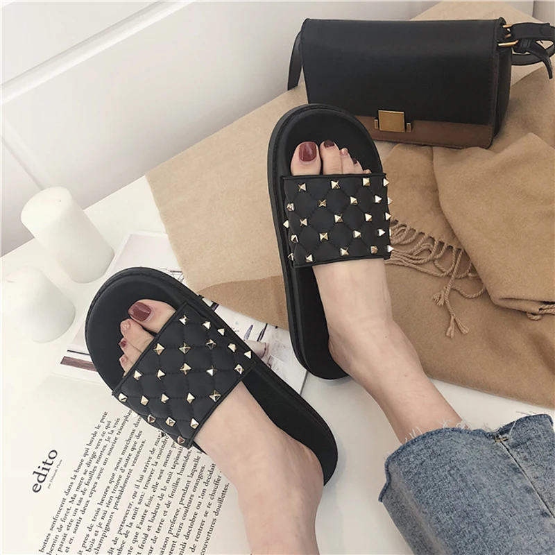 Pantufa Shoes Women Rivets Flip Flops Plaid Designer Flat Sandalias Femme 2019 Punk Studded Slippers Cozy Slides Beach Shoes
Pantufa Shoes Women Rivets Flip Flops Plaid Designer Flat Sandalias Femme 2019 Punk Studded Slippers Cozy Slides Beach Shoes