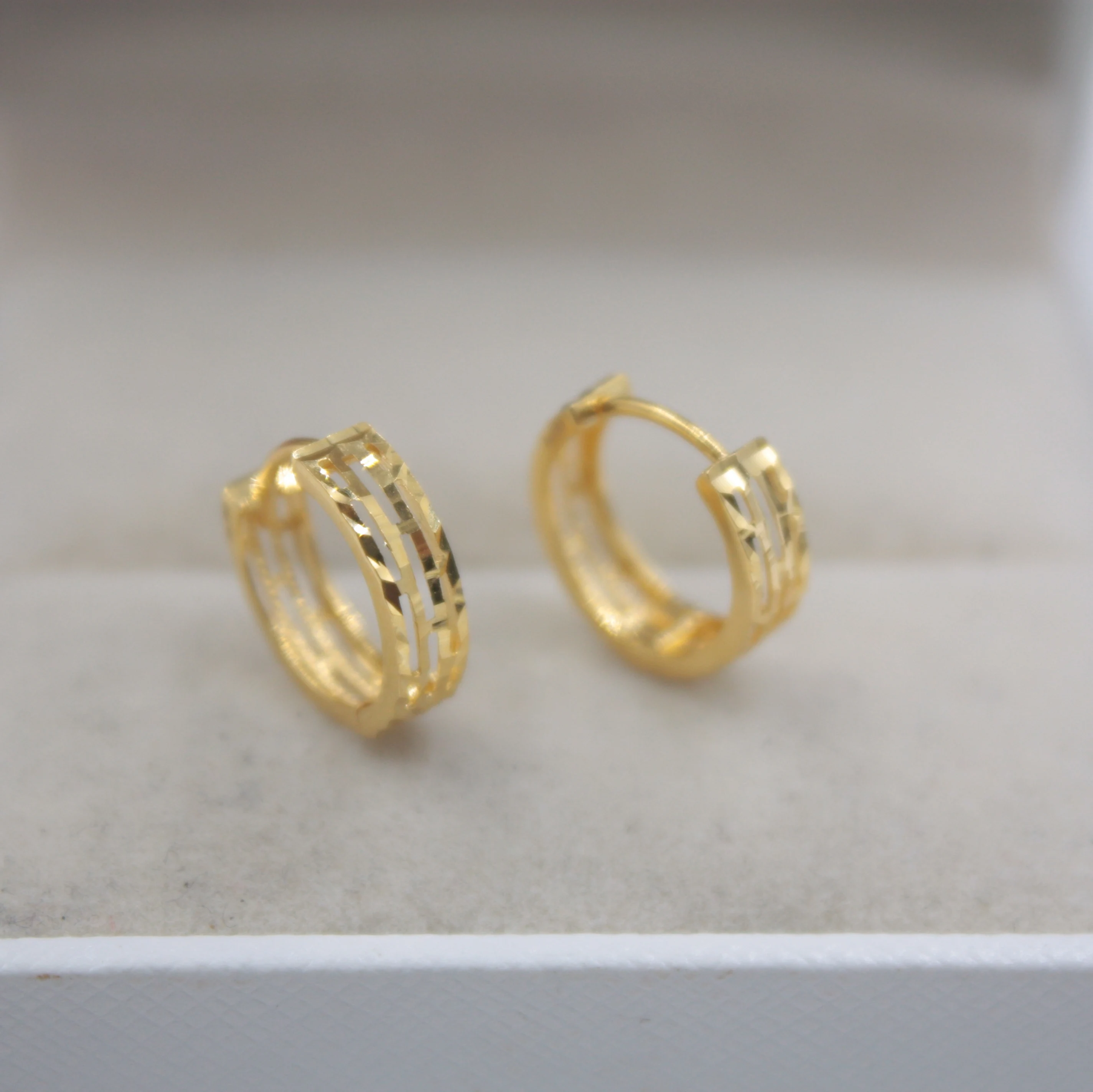 Real 18K Yellow Gold Earrings Perfect Hollow Simple Woman Lucky 12mmDia New Hoop Earrings For Women Girl 1.2-1.5g Hot
Real 18K Yellow Gold Earrings Perfect Hollow Simple Woman Lucky 12mmDia New Hoop Earrings For Women Girl 1.2-1.5g Hot