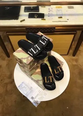 19 new INS style brand slippers VN with letter rubber face flip-flops non-slip couple beach shoes Justin with the same paragraph
19 new INS style brand slippers VN with letter rubber face flip-flops non-slip couple beach shoes Justin with the same paragraph