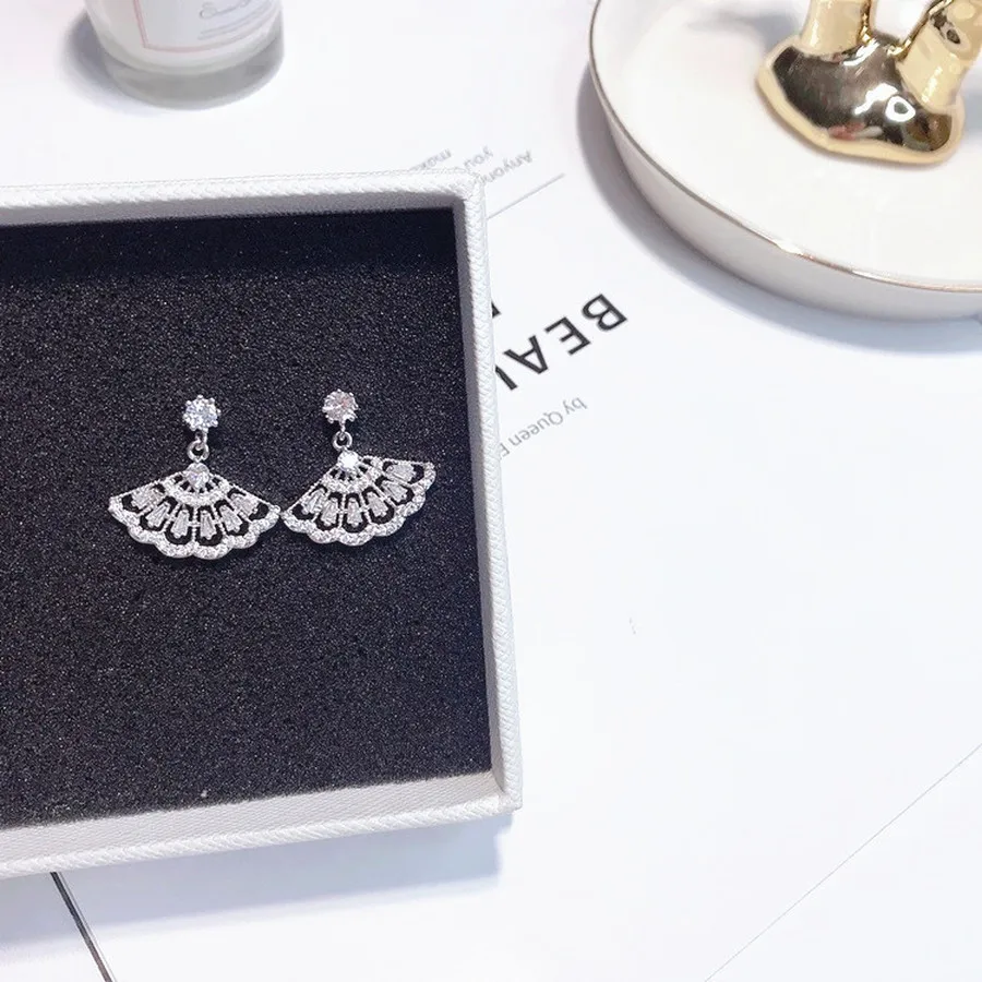 925 Pin Korean Fan Zircon Earrings Stylish Sweet Delicate Fan-shaped Geometric Earrings Women Fashion Jewelry Accessories 
925 Pin Korean Fan Zircon Earrings Stylish Sweet Delicate Fan-shaped Geometric Earrings Women Fashion Jewelry Accessories