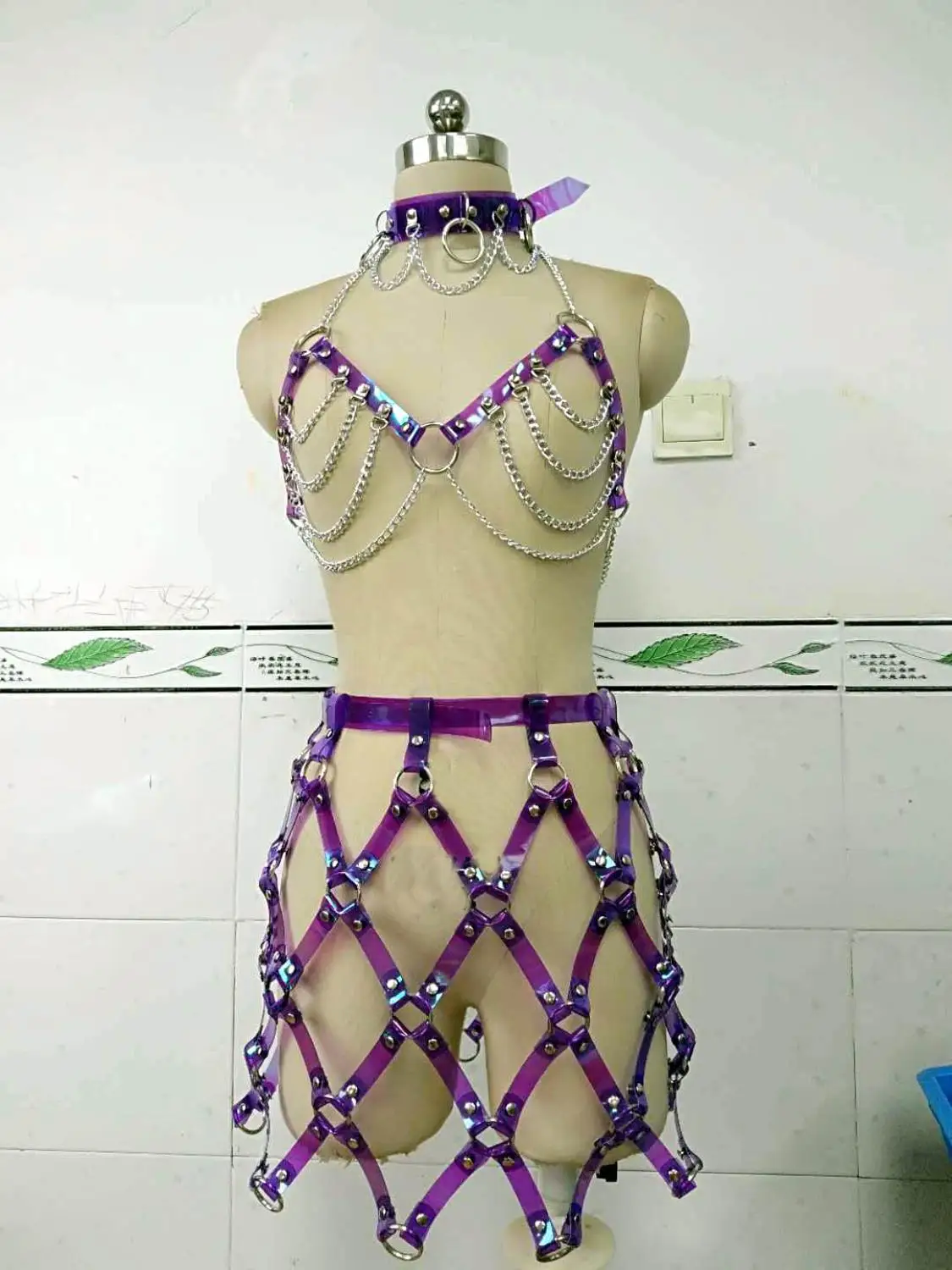 Festival Queen Holographic PVC Bondage 3 Piece Set Women Sexy Laser Choker Hollow Out Crop Top Link Chain Waist Belt Party Set
Festival Queen Holographic PVC Bondage 3 Piece Set Women Sexy Laser Choker Hollow Out Crop Top Link Chain Waist Belt Party Set