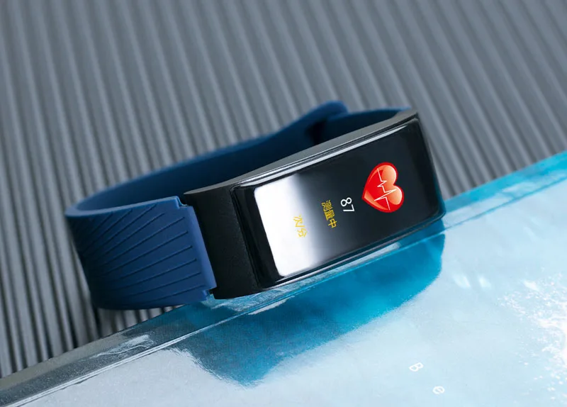Image from the right Smart waterproof watch with pedometer. Smart waterproof watch with heart rate monitor of navy color Foto from the right Smart waterproof watch with pedometer. Smart waterproof watch with heart rate monitor of navy color