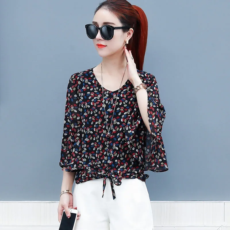 Women Summer Style Flower Printed Chiffon Blouses Shirts Girls Half Flare Sleeve Floral Bow Tie decor V-Neck Blusas DF2720
Women Summer Style Flower Printed Chiffon Blouses Shirts Girls Half Flare Sleeve Floral Bow Tie decor V-Neck Blusas DF2720