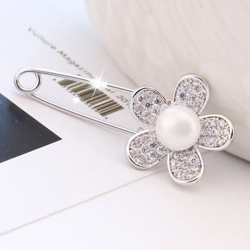 Gorgeous Safety Pin Crystal Rhinestone White Pearl Flower Brooches Pins Large Silver Tone Scarf Brooch Decorative broches mujer
Gorgeous Safety Pin Crystal Rhinestone White Pearl Flower Brooches Pins Large Silver Tone Scarf Brooch Decorative broches mujer