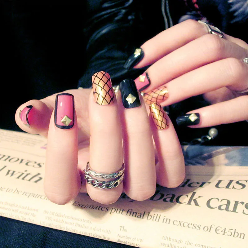 Girls Punk Style Individuality Fake Nails Ladies Sexy Gold Grid Pattern False Nails Medium Length Square Nail Tips With Glue
Girls Punk Style Individuality Fake Nails Ladies Sexy Gold Grid Pattern False Nails Medium Length Square Nail Tips With Glue