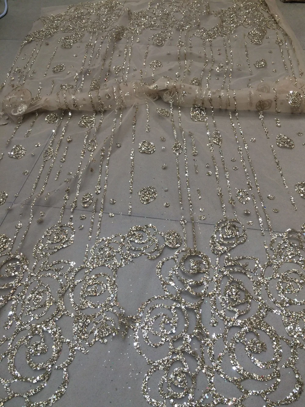 L-192 tulle mesh fabric unqiue design glued glitter sequins lace fabric for evening dress/party/wedding
L-192 tulle mesh fabric unqiue design glued glitter sequins lace fabric for evening dress/party/wedding